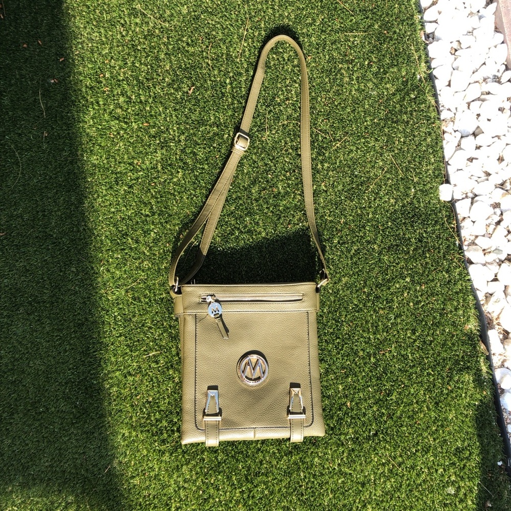 Mia K Farrow Crossbody Bag